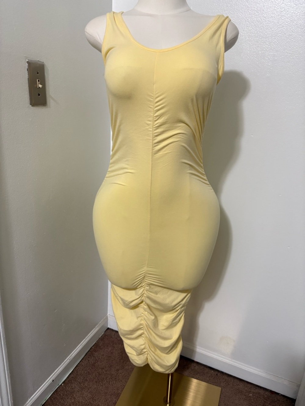 Heart & Hips Soft Yellow Sleeveless Ruched Midi Dress NWT Medium